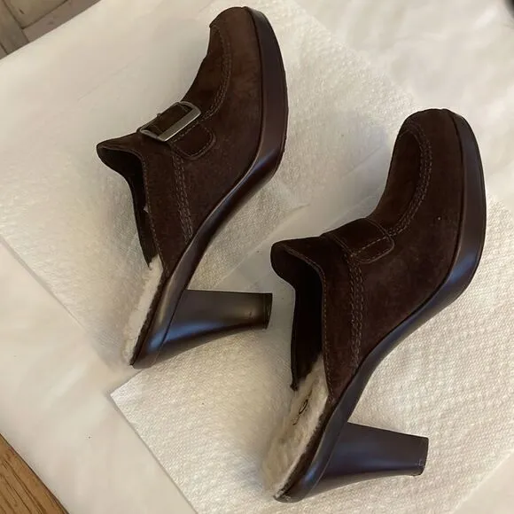 UGG AUSTRALIA BROWN SUEDE CLOGS.