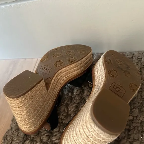 Unique Fabulous Ugg Sandals $98 - 30% off