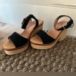 Unique Fabulous Ugg Sandals $98 - 30% off