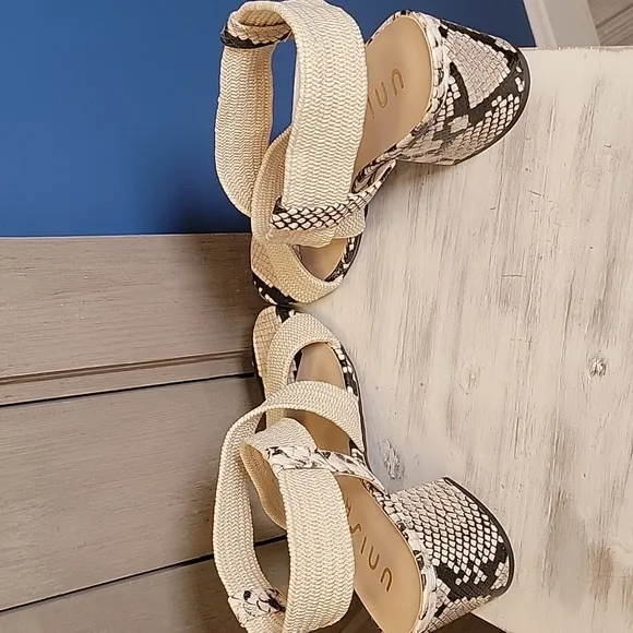 Unisa Snakeprint Elastic Beige Straps Sandals Size 8.5 Block Heel