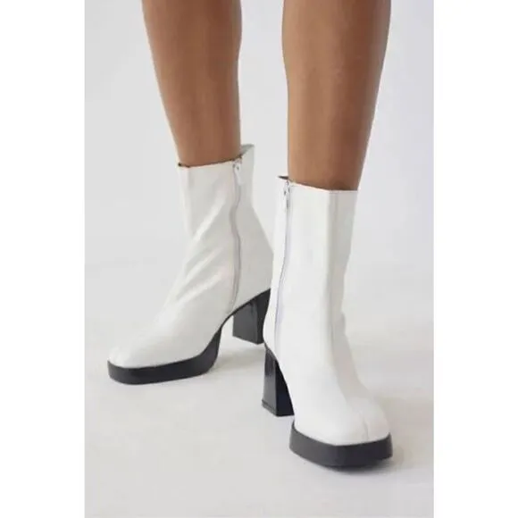 Urban Outfitters Women's Lara Zip-Up Block Heel Ivory Ankle Boots Size 9 NWT