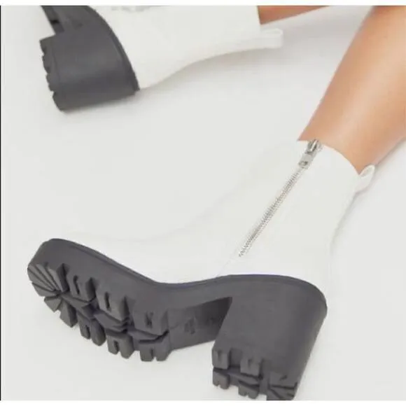 Urban Outfitters Women's Lara Zip-Up Block Heel Ivory Ankle Boots Size 9 NWT
