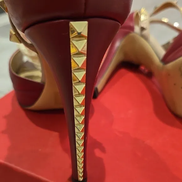 Used Gorgeous Valentino Garavani Studded Burgundy Heels Size 36.5
