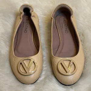 VALENTINO Calliope MonogramLeather Ballet Flats size 8 Work‎ Casual Cream Shoes