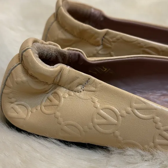 VALENTINO Calliope MonogramLeather Ballet Flats size 8 Work‎ Casual Cream Shoes