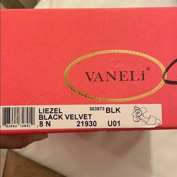 VANELI SZ 8N BLACK VELVET SANDALS.  NEW