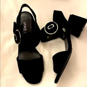 VANELI SZ 8N BLACK VELVET SANDALS.  NEW