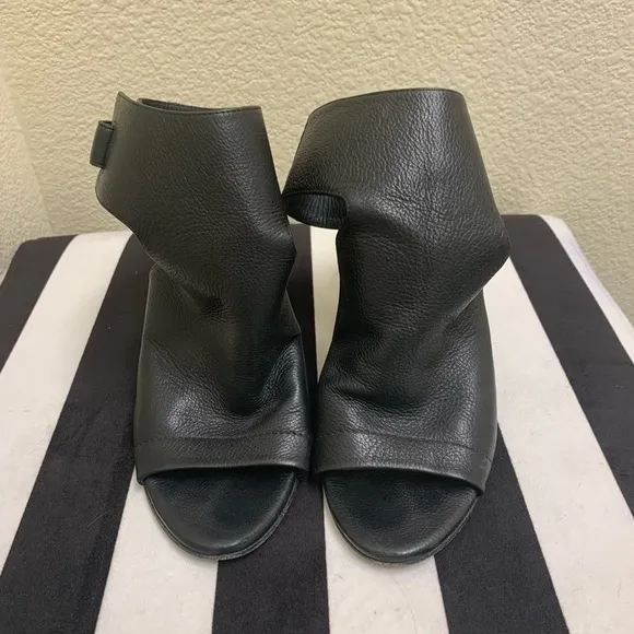 Vince Addie wood block black leather ankle wrapped heeled bootie sandals. 10