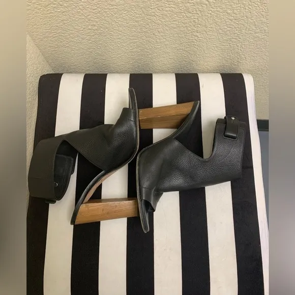 Vince Addie wood block black leather ankle wrapped heeled bootie sandals. 10