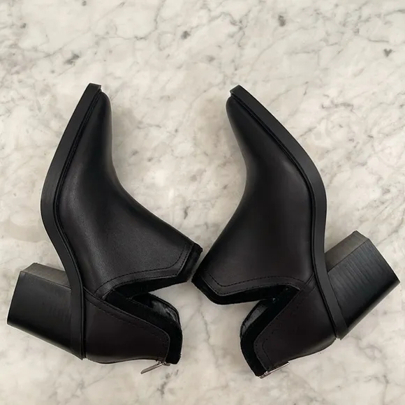 Vince camuto black leather heel shoes size 6.5