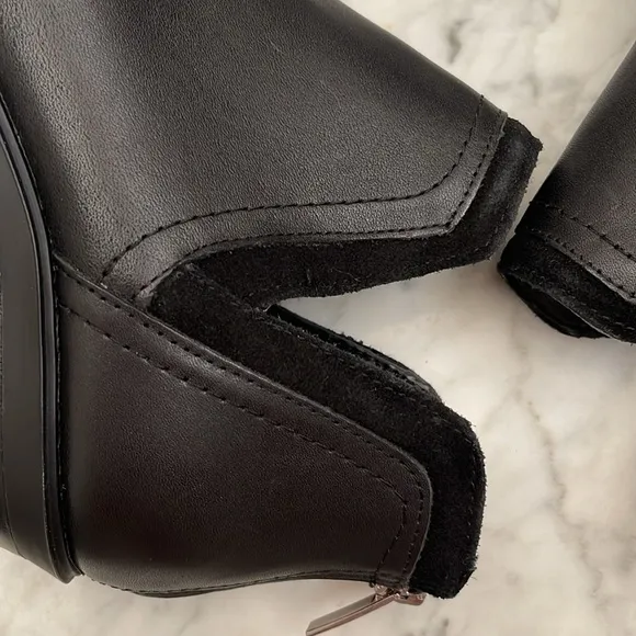 Vince camuto black leather heel shoes size 6.5