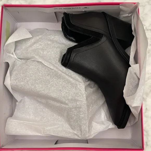 Vince camuto black leather heel shoes size 6.5