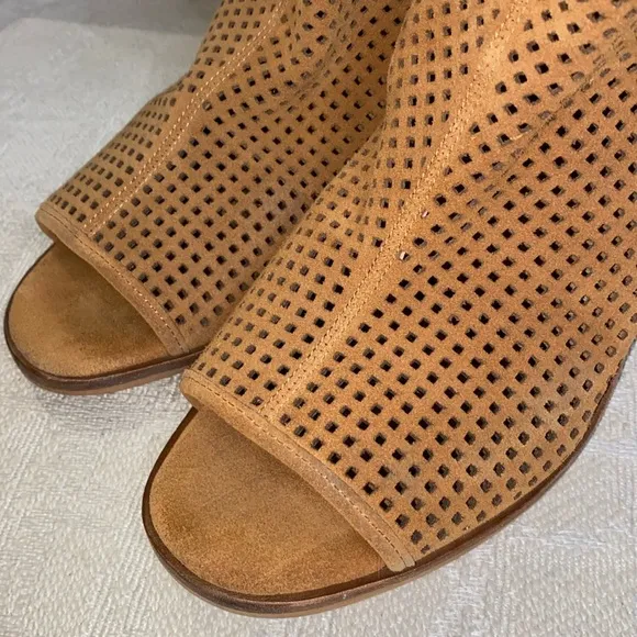 🌼Vince Camuto boots