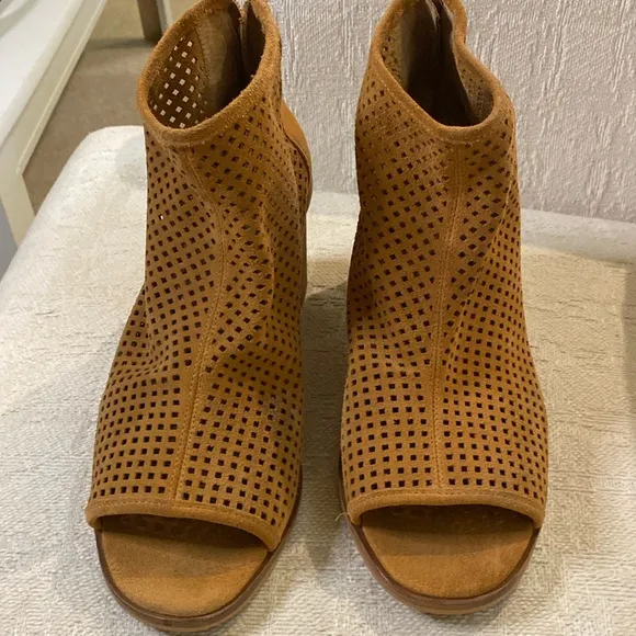 🌼Vince Camuto boots