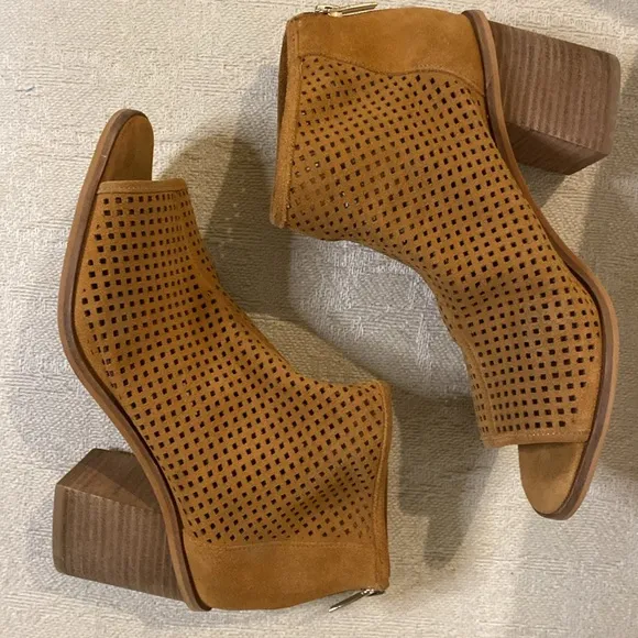 🌼Vince Camuto boots