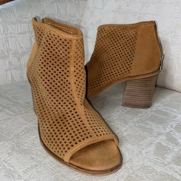 🌼Vince Camuto boots
