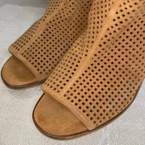 🌼Vince Camuto boots