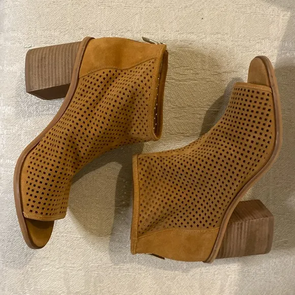 🌼Vince Camuto boots
