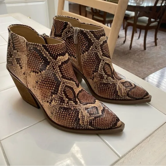 Vince Camuto Brown Tan Snakeskin Booties Boots 8.5 39