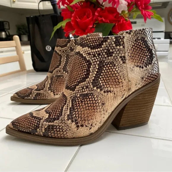 Vince Camuto Brown Tan Snakeskin Booties Boots 8.5 39