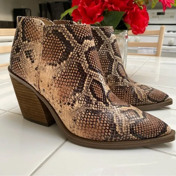 Vince Camuto Brown Tan Snakeskin Booties Boots 8.5 39