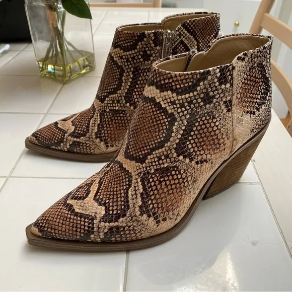 Vince Camuto Brown Tan Snakeskin Booties Boots 8.5 39