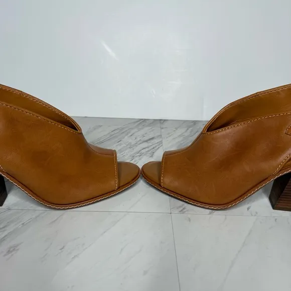 Vince Camuto Fandree Brown Leather Stacked Heel Sandal 11M
