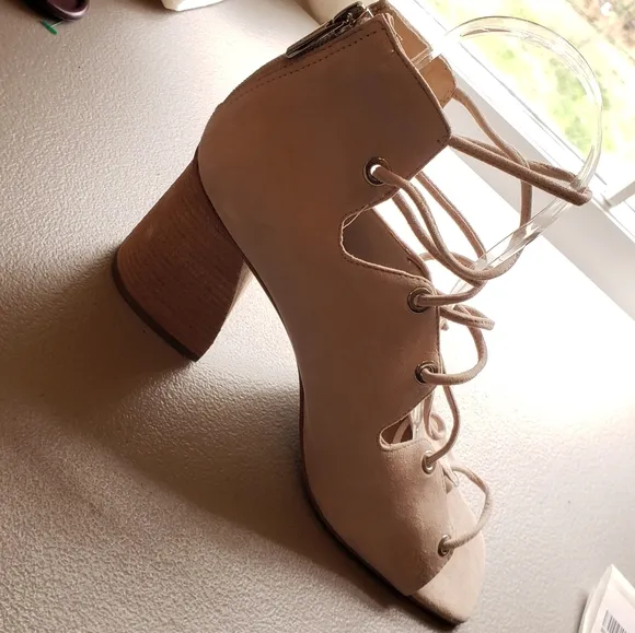 Vince Camuto Nahara Taupe laced zipback square toe Cuban heel sandals NWOT 9