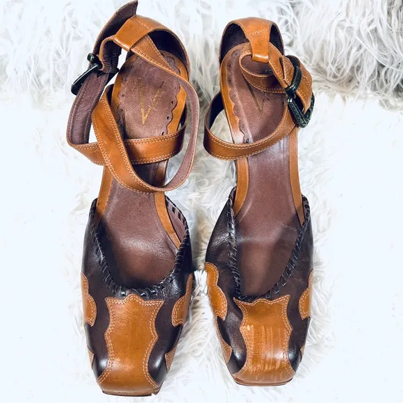 VINCE CAMUTO Western Wedge Strappy Buckle Shoes