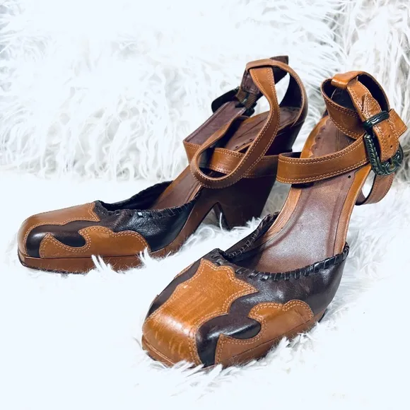 VINCE CAMUTO Western Wedge Strappy Buckle Shoes