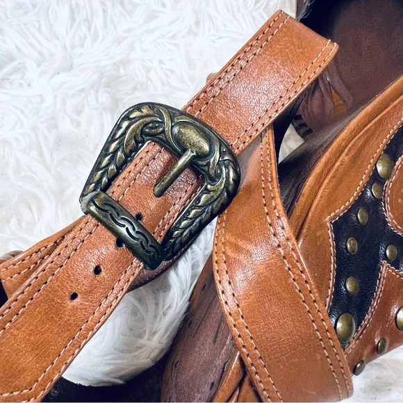 VINCE CAMUTO Western Wedge Strappy Buckle Shoes