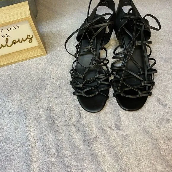 Vince Beaumont Leather Lace Up Block Heel Sandals in Black. Size 7