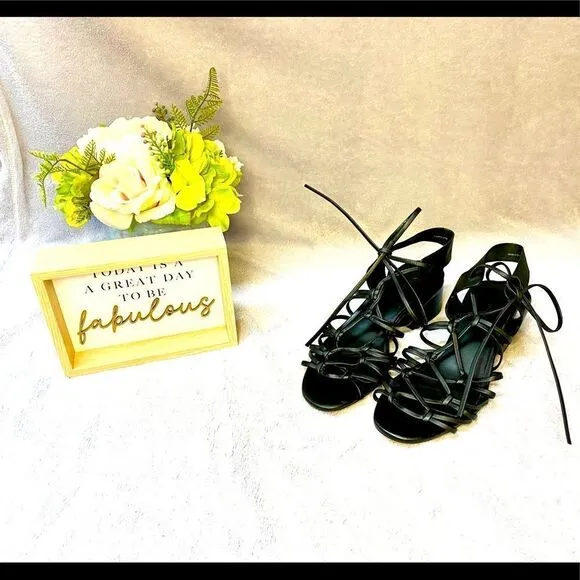 Vince Beaumont Leather Lace Up Block Heel Sandals in Black. Size 7