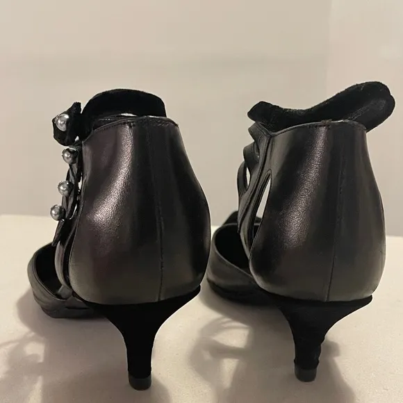 Vintage Chanel Cap-Toe Leather And Velvet Kitten Heels / Low Pumps 37.5 7.5