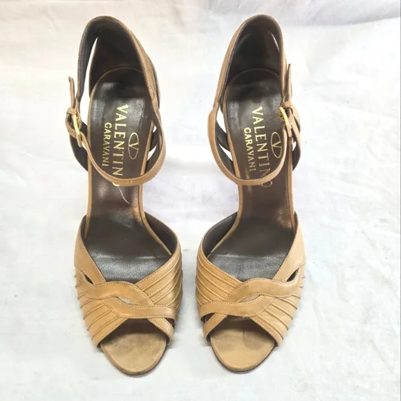 Vintage Valentino Garavani Women's Size 35 High Heel Beige Sandals