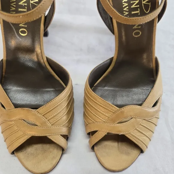 Vintage Valentino Garavani Women's Size 35 High Heel Beige Sandals