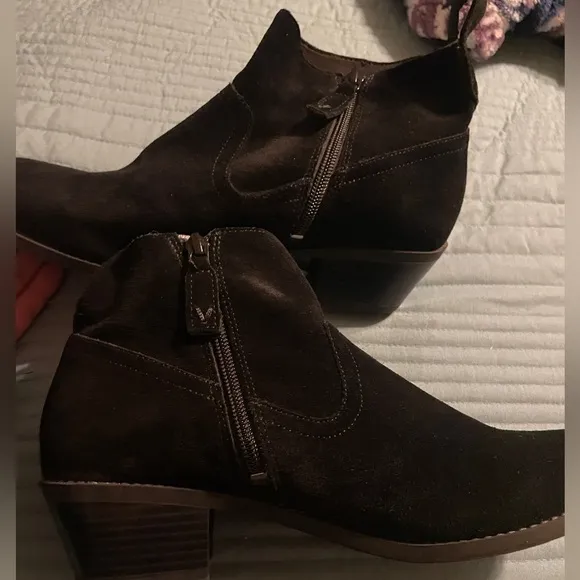 Vionic Vera Black Suede Booties Ankle Boots Size 9 Block Heel Preppy Minimalist