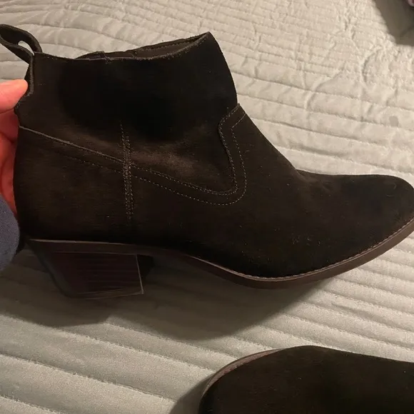 Vionic Vera Black Suede Booties Ankle Boots Size 9 Block Heel Preppy Minimalist