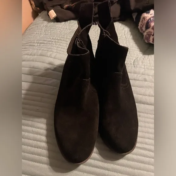 Vionic Vera Black Suede Booties Ankle Boots Size 9 Block Heel Preppy Minimalist