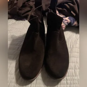 Vionic Vera Black Suede Booties Ankle Boots Size 9 Block Heel Preppy Minimalist