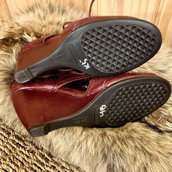VTG Aerosoles Wedge Bootie Heels SZ 6.5 Red Leather Lace Up Open Toe Indie Artsy