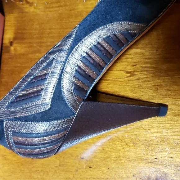 VTG Neiman Marcus Kenna Italian Made Black Suede  Heel Pumps EUC 8N in Box