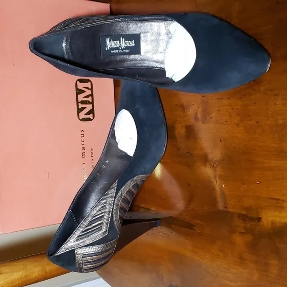 VTG Neiman Marcus Kenna Italian Made Black Suede  Heel Pumps EUC 8N in Box