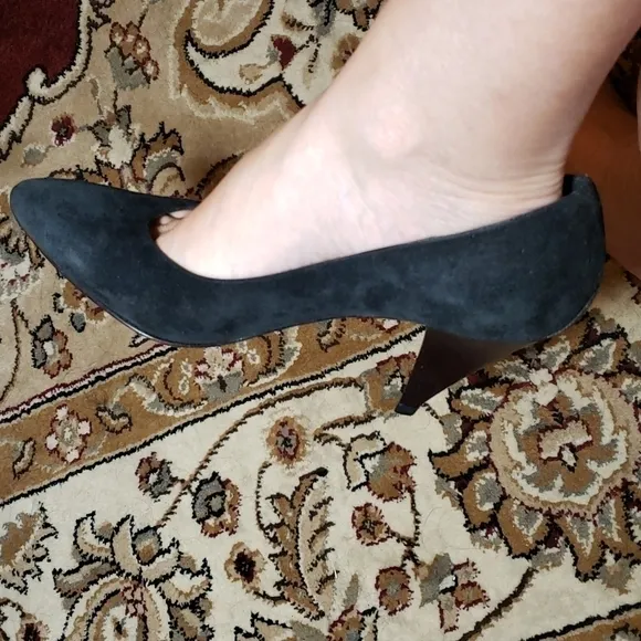 VTG Neiman Marcus Kenna Italian Made Black Suede  Heel Pumps EUC 8N in Box