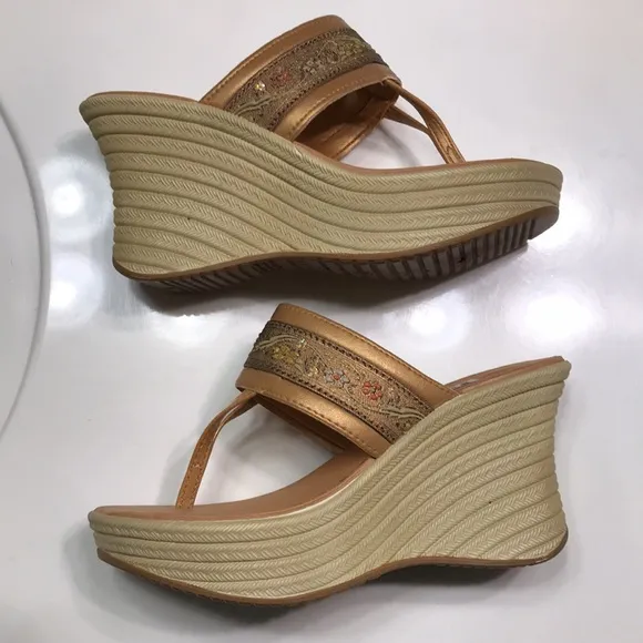 VTG No Boundaries Women’s Cass Floral Embroidered Sequin Synthetic Wedge Sandals