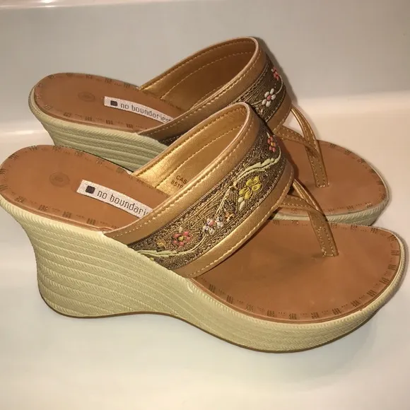 VTG No Boundaries Women’s Cass Floral Embroidered Sequin Synthetic Wedge Sandals