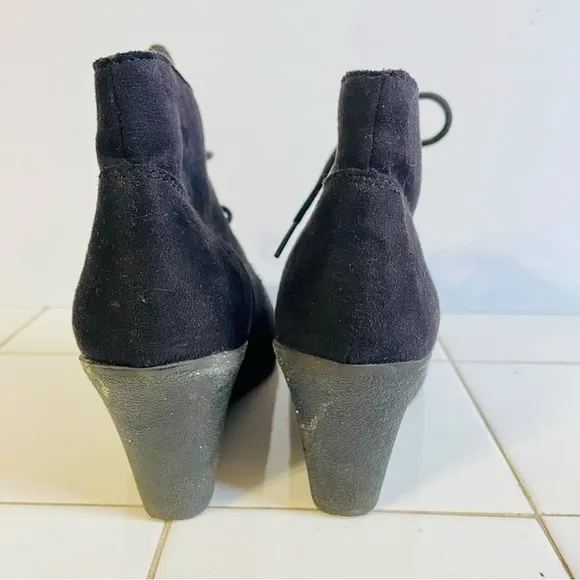 White Mountain Black Faux Suede Wedge Booties Size 9