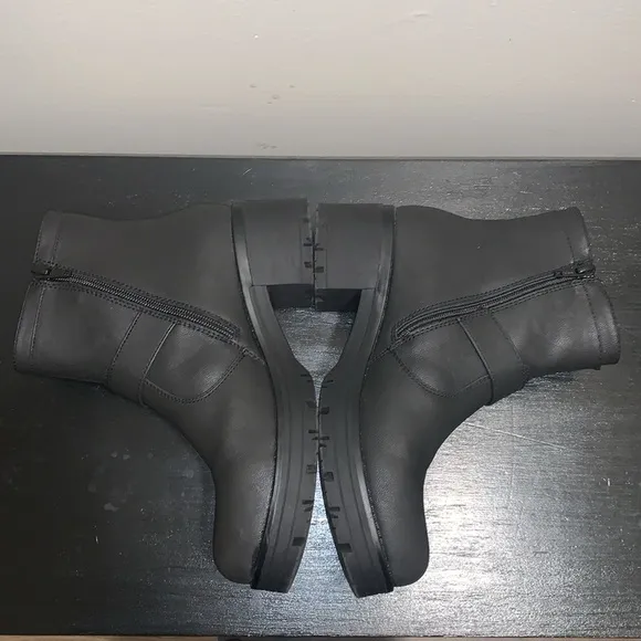 White Mountain Rufus Boots.  Size 8.  Vegan Leather.