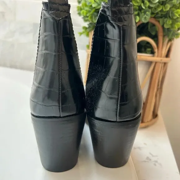 Woman's 9.5 black crocodile ankle bootie with a block heel nwot