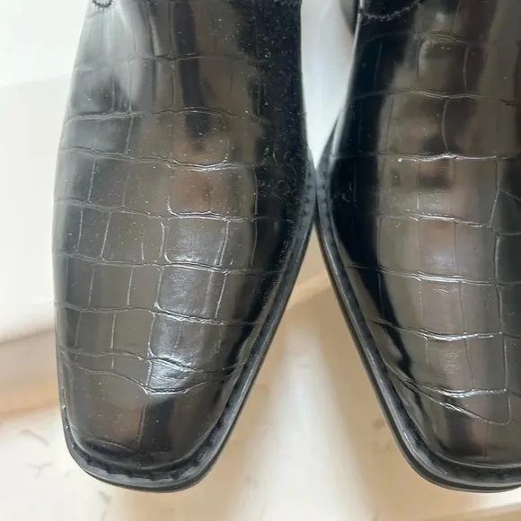 Woman's 9.5 black crocodile ankle bootie with a block heel nwot